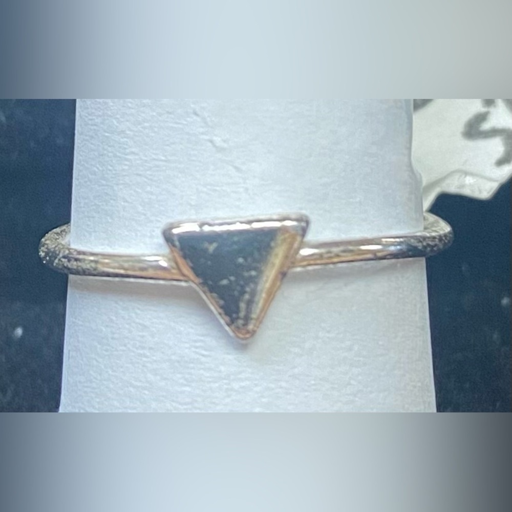 SILVER UNIQUE LOOKING TRIANGLE WOMEN RING SIZE 7